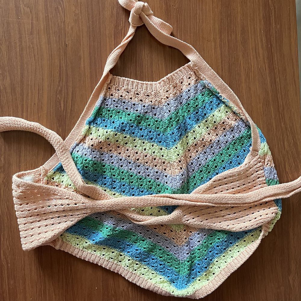 Kolorowy top halter Stradivarius S