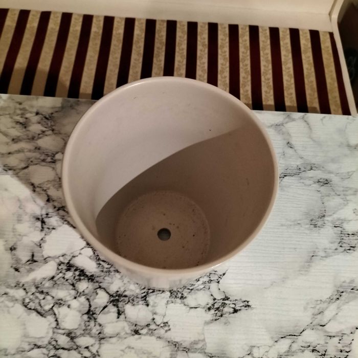 Ceramiczna doniczka do kwiatów, duża, wysokość 23 cm, średnica 19 cm.