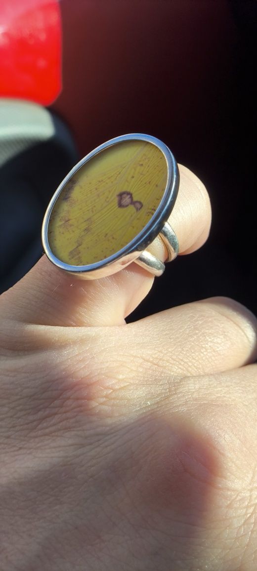Duży srebrny pierścionek z żółtym oczkiem . Vintage.