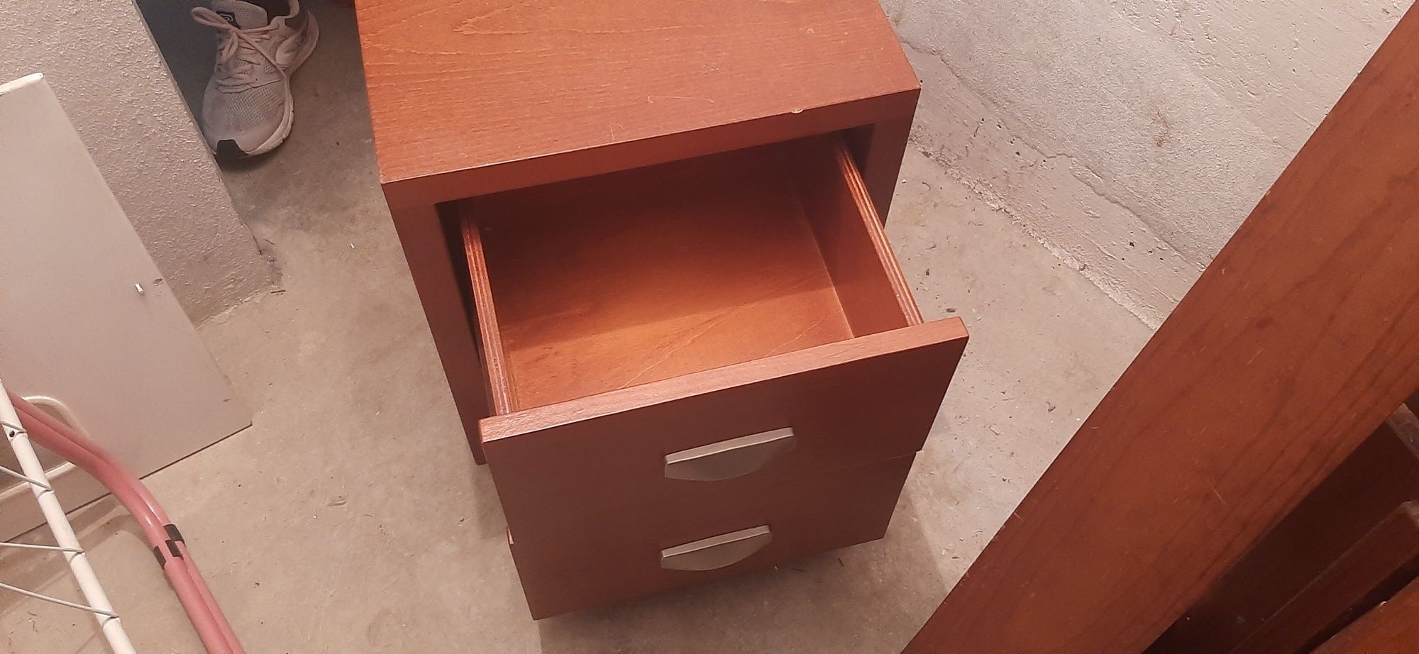 Cama de solteiro, estrado com pés, cabeceira e mesa de cabeceia