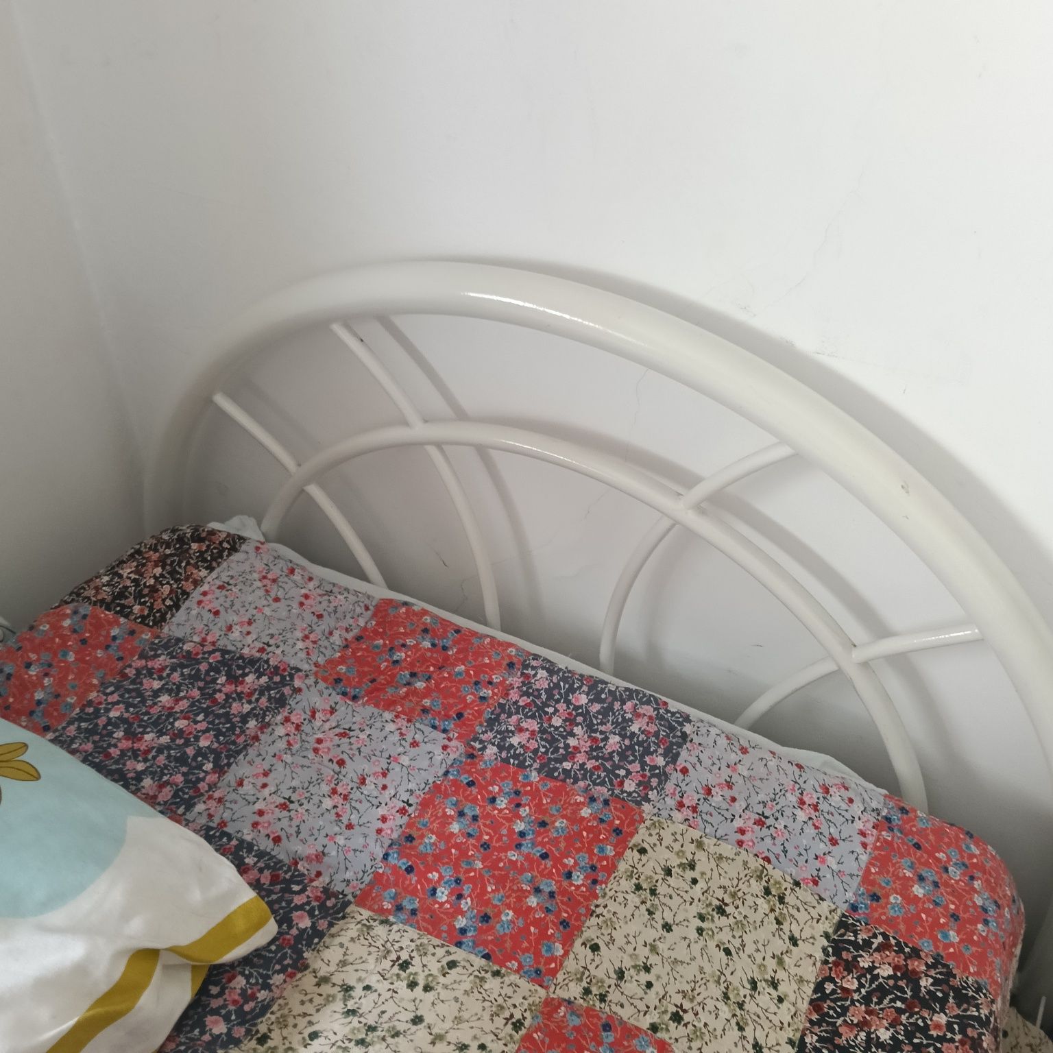 Cama de solteiro branca em ferro com colchão