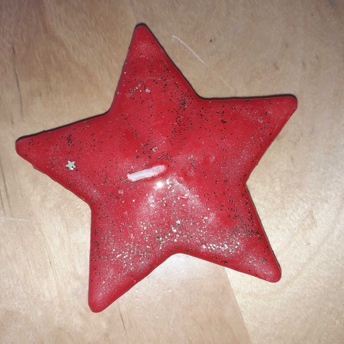 Świeczka. Czerwona gwiazda, z brokatem.