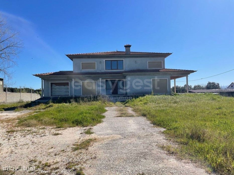 Moradia T5 localizada em Lamarosa, São Martinho de Árvore, a 15 min...