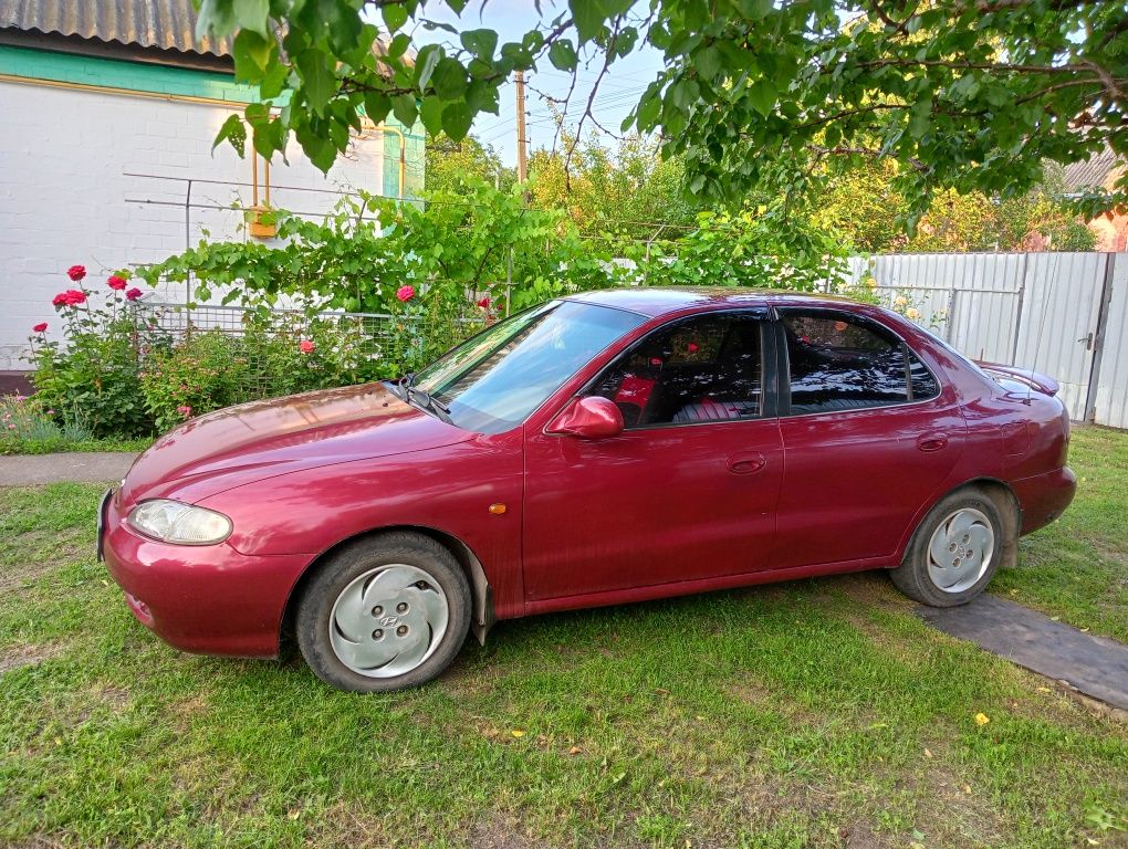 Авто в хорошому стані Хюндай Лантра, продам.