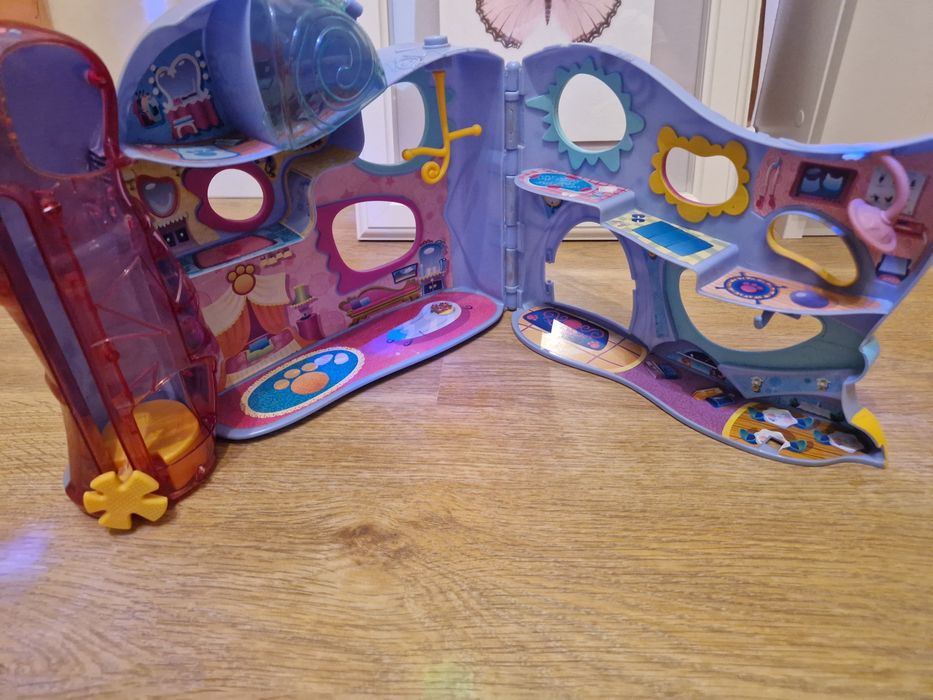 Domek dla małych kotków. Plastikowy jak nowy.