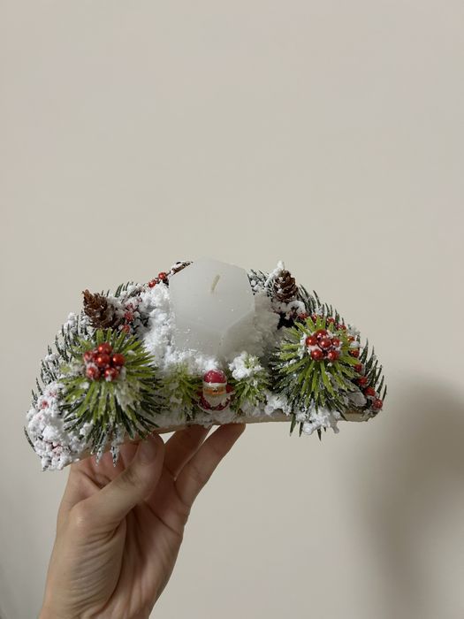 Святкова композиція зі свічкою та ялинками в штучному снігу.