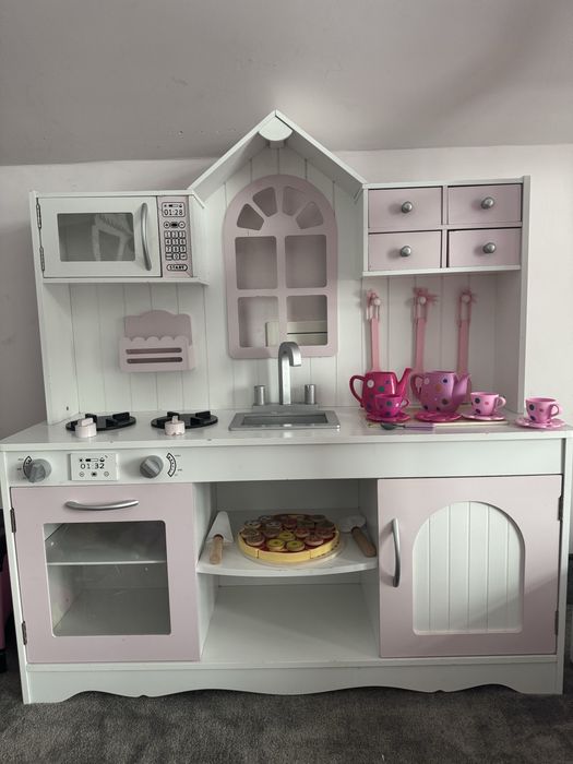 Drewniana kuchnia z wyposażeniem