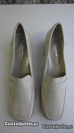 Sapatos de senhora em pele bege Francisco Teixeira