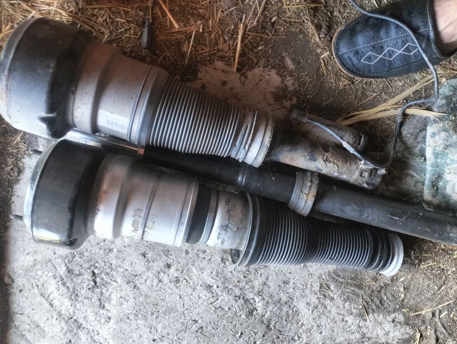 Балони на Мерседес 221,хороші є задня стойка.