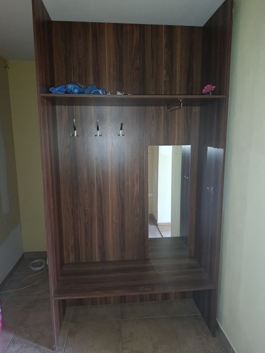 Передпокій.Вмістка шафа без передніх дверей.