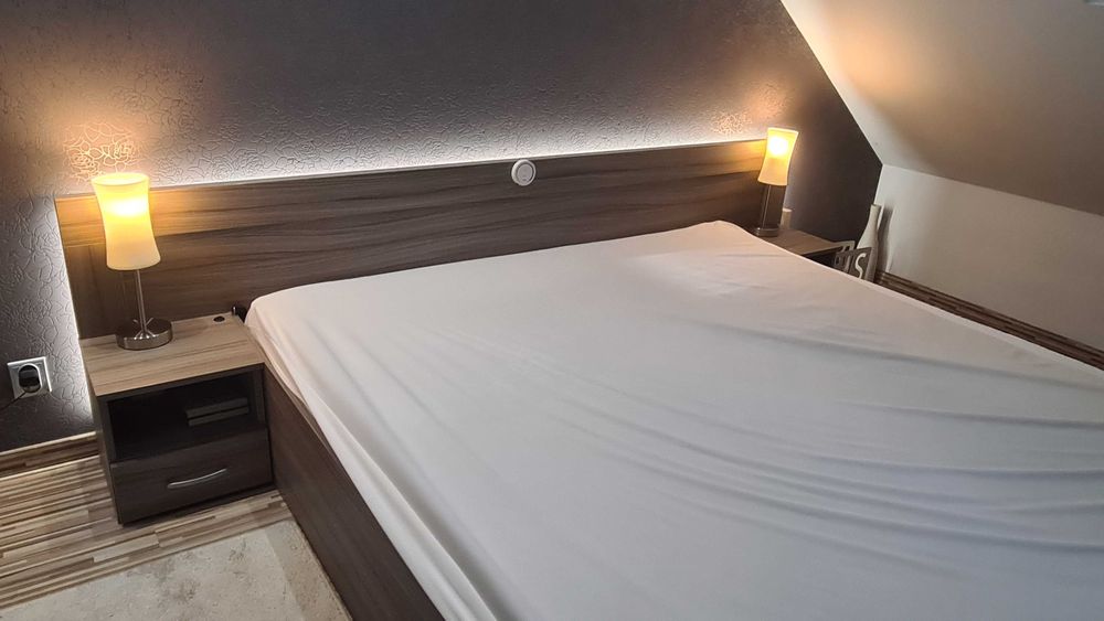 Łóżko z oświetlemiem LED oraz szafkami nocnymi i lamkami