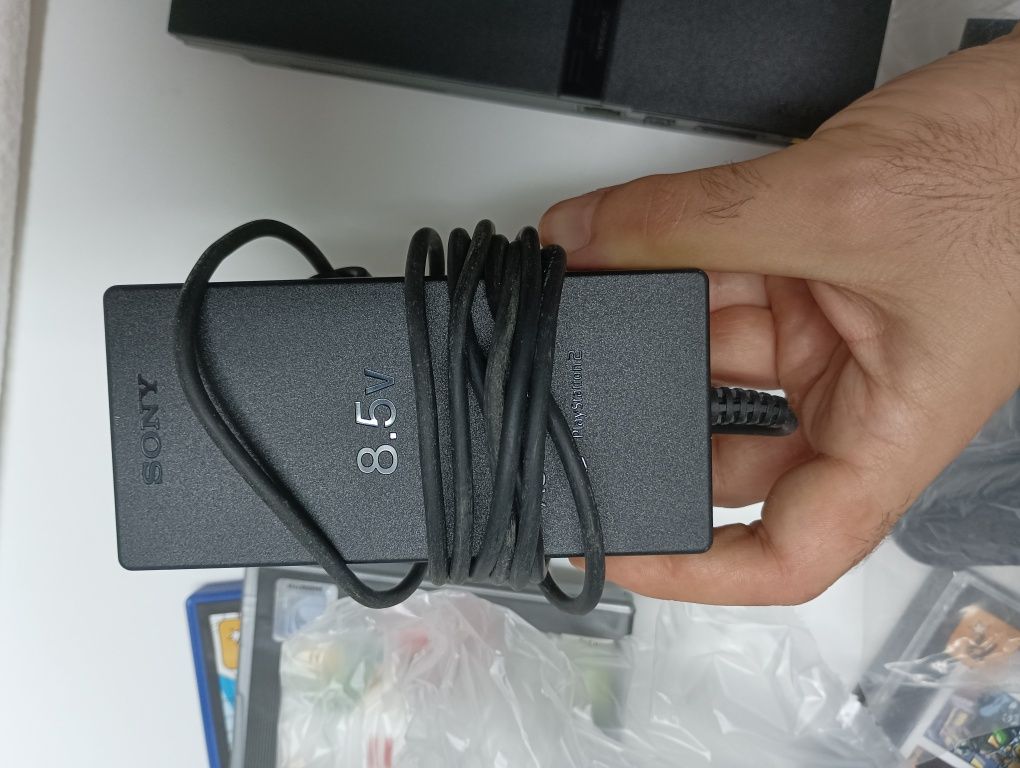 PS2 slim com cabos, 1 comando, 1 cartão de memória e 6 jogos