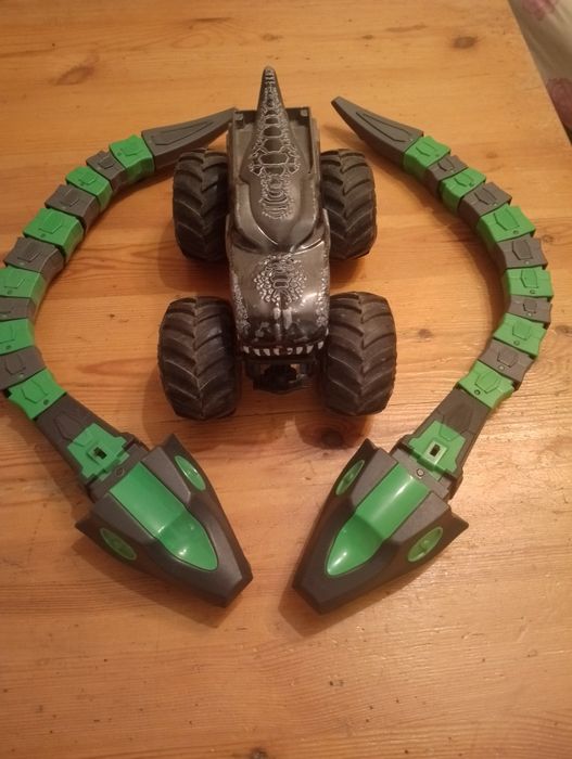 Dwa węże jeżdżące na baterie + solidny Monster Truck metalowy