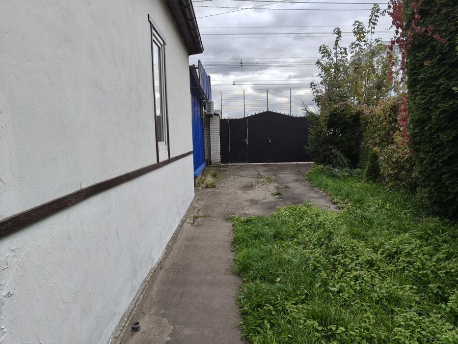 Центр міста. Оренда частина будинку з окремими своїм двором та входом.