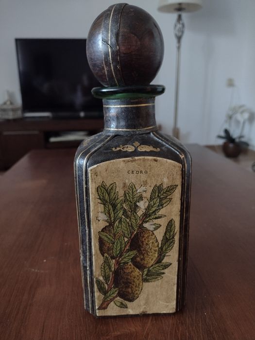 Stara włoska karafka okuta skorą