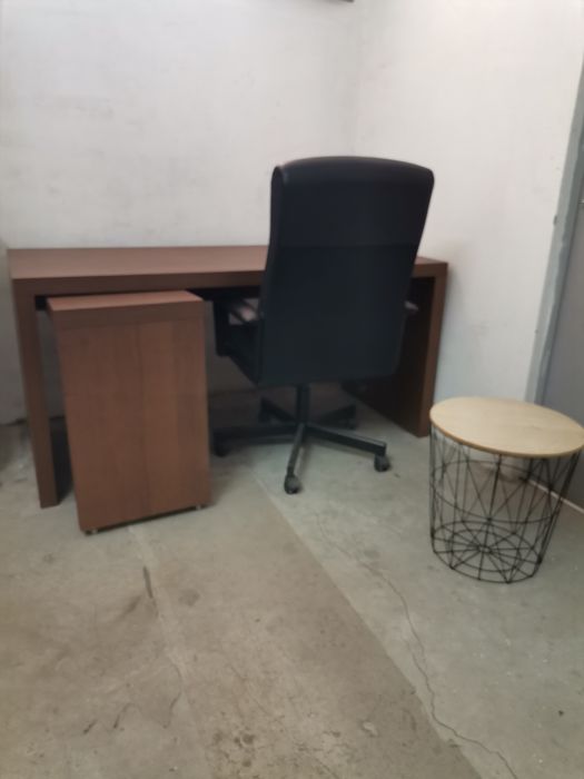 Mesa de escritório, cadeira e mesinha de apoio