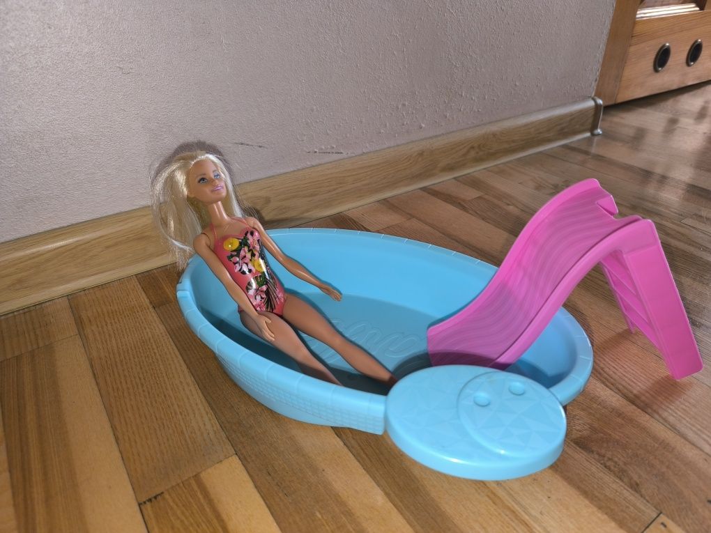 Lalka Barbie z basenem i zjeżdżalnią