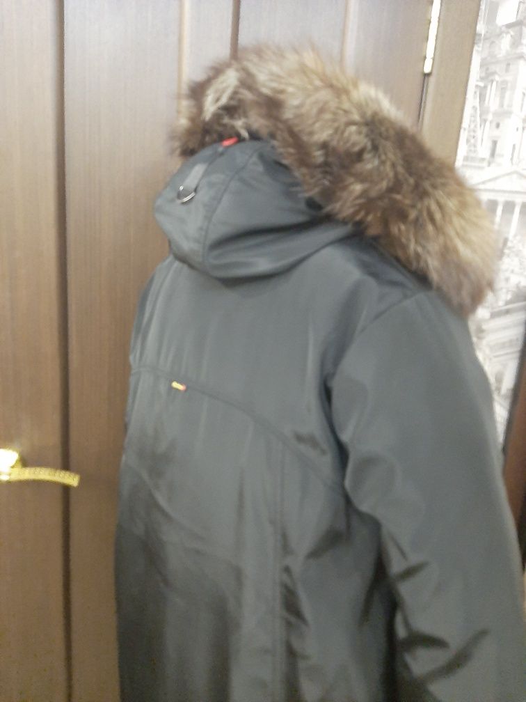 Зимний пуховик чёрный с опушкой
