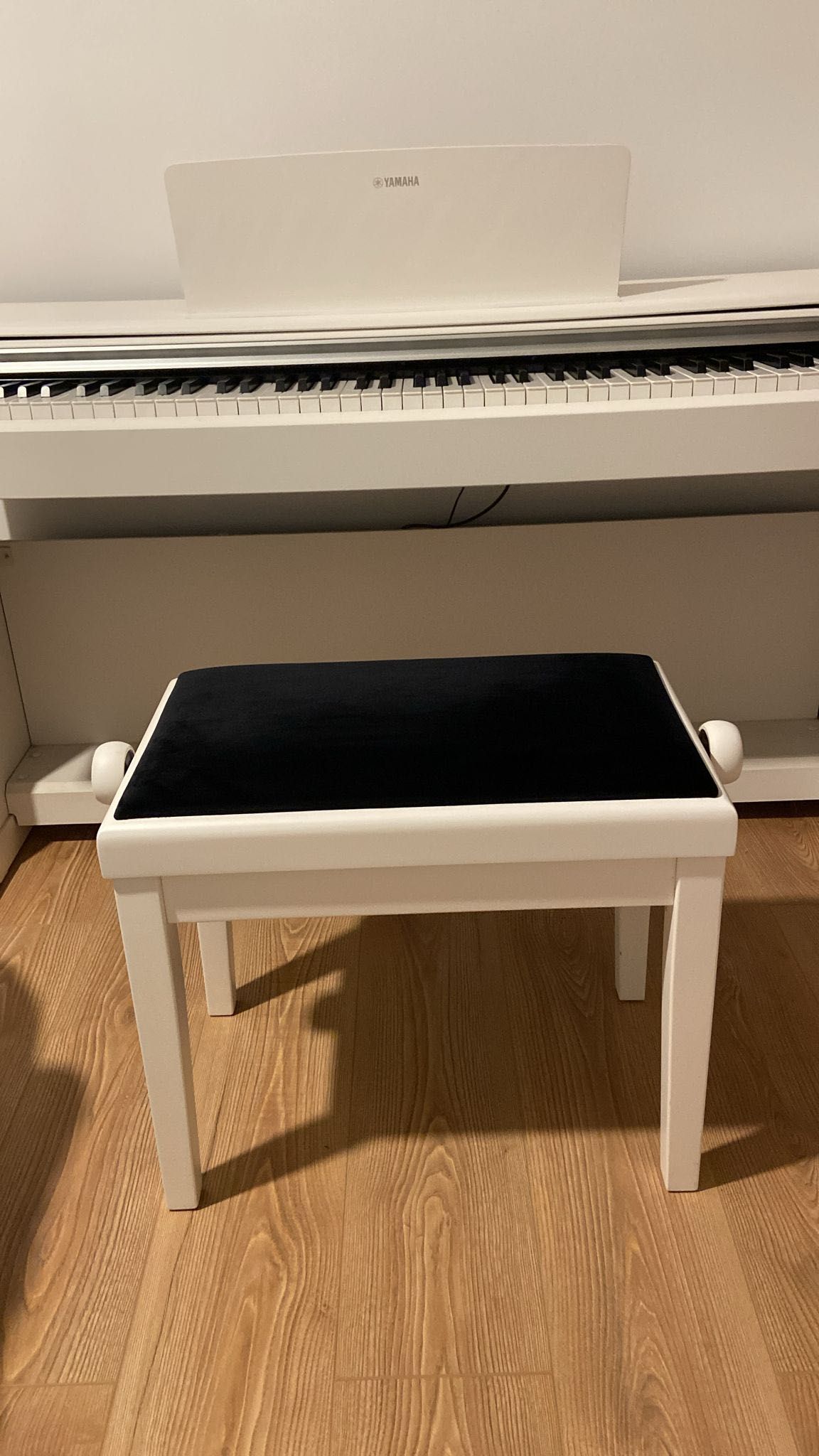 Piano branco  Yamanha Arius 144 + banco - estado impecável