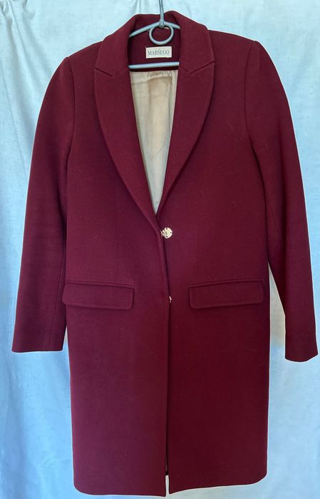 Демисезонное бордовое пальто бренда Masego