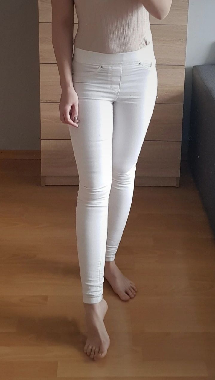 Białe spodnie jeansowe