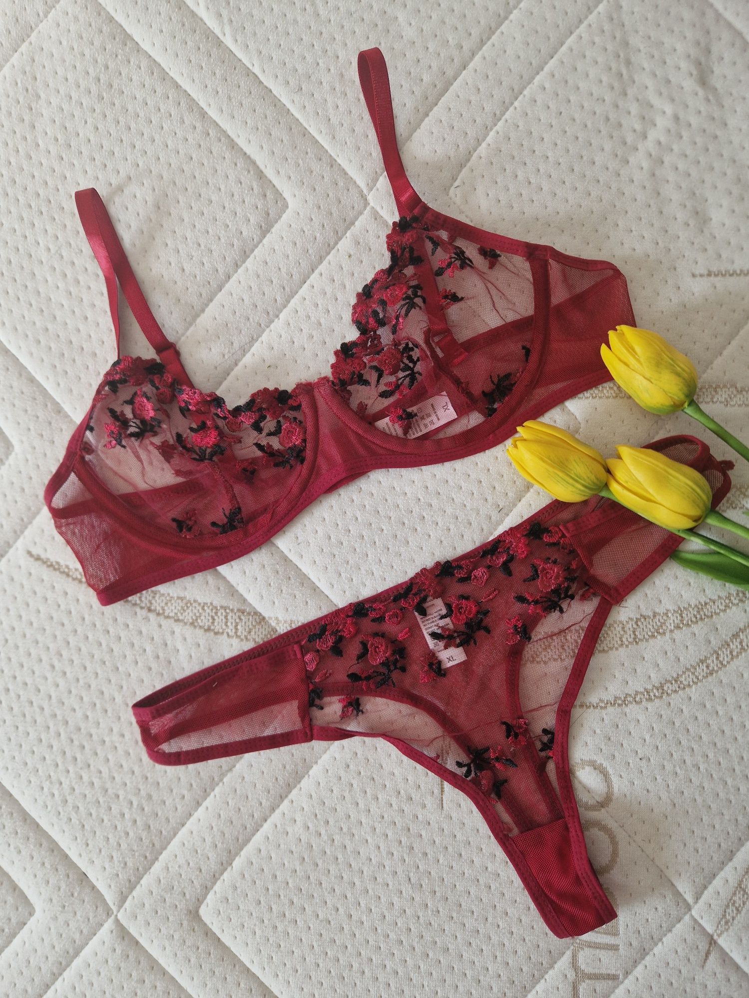 Luksusowy czerwony komplet bielizny haftowanej 42, XL plus size