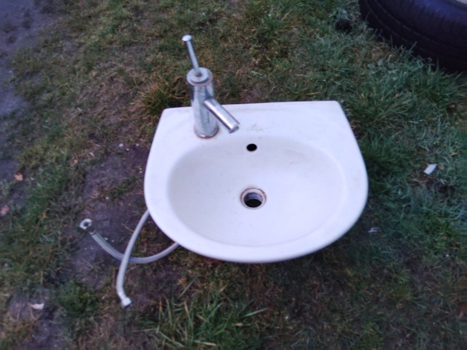 Zlew umywalka z baterjom