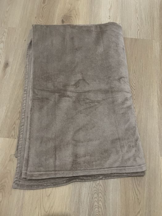 Beżowy kocyk polarowy