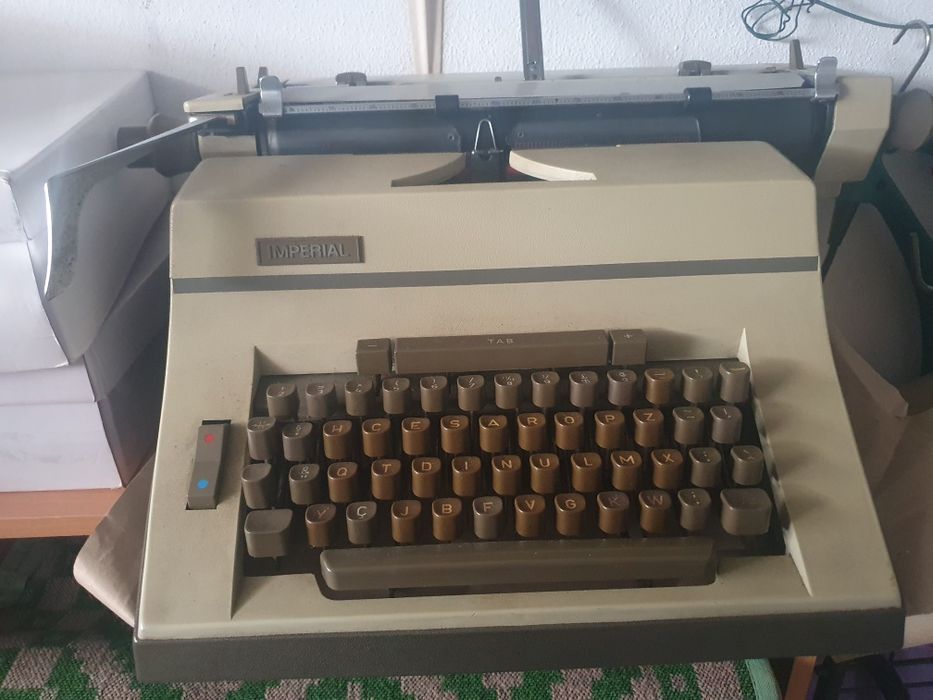 Máquina de escrever antiga Imperial