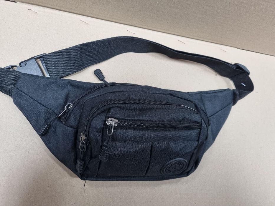 Czarna saszetka 4 kieszenie pojemna