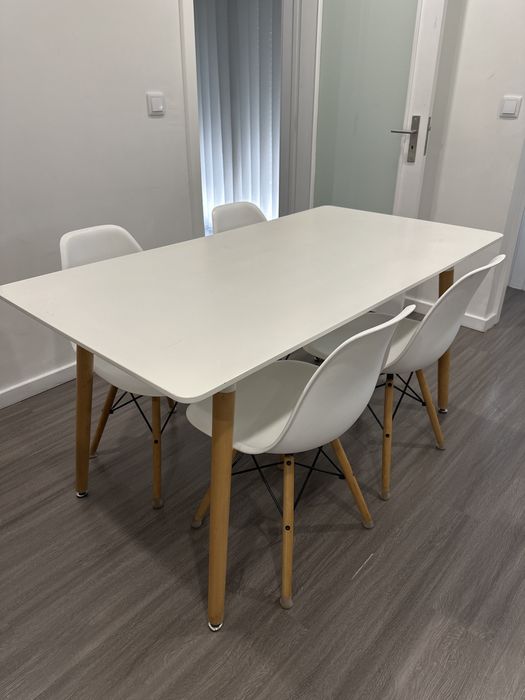 Vendo mesa com 4 cadeiras cor branco