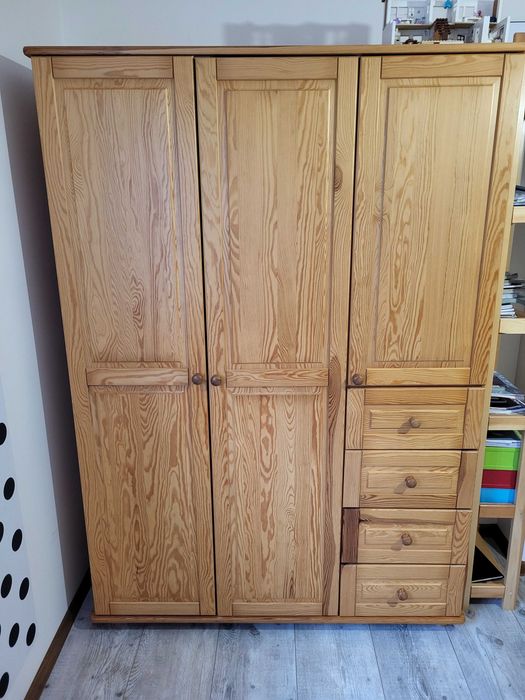 Sosnowa szafa potrójne drzwi plus szuflady