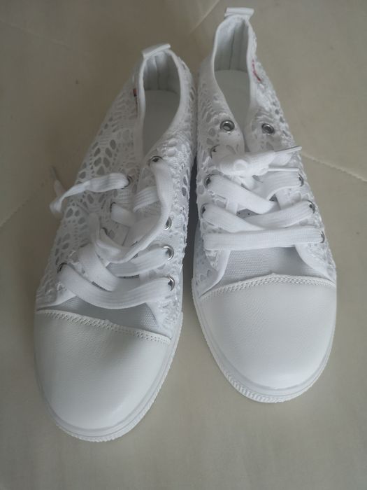 Ténis brancos 38-39.