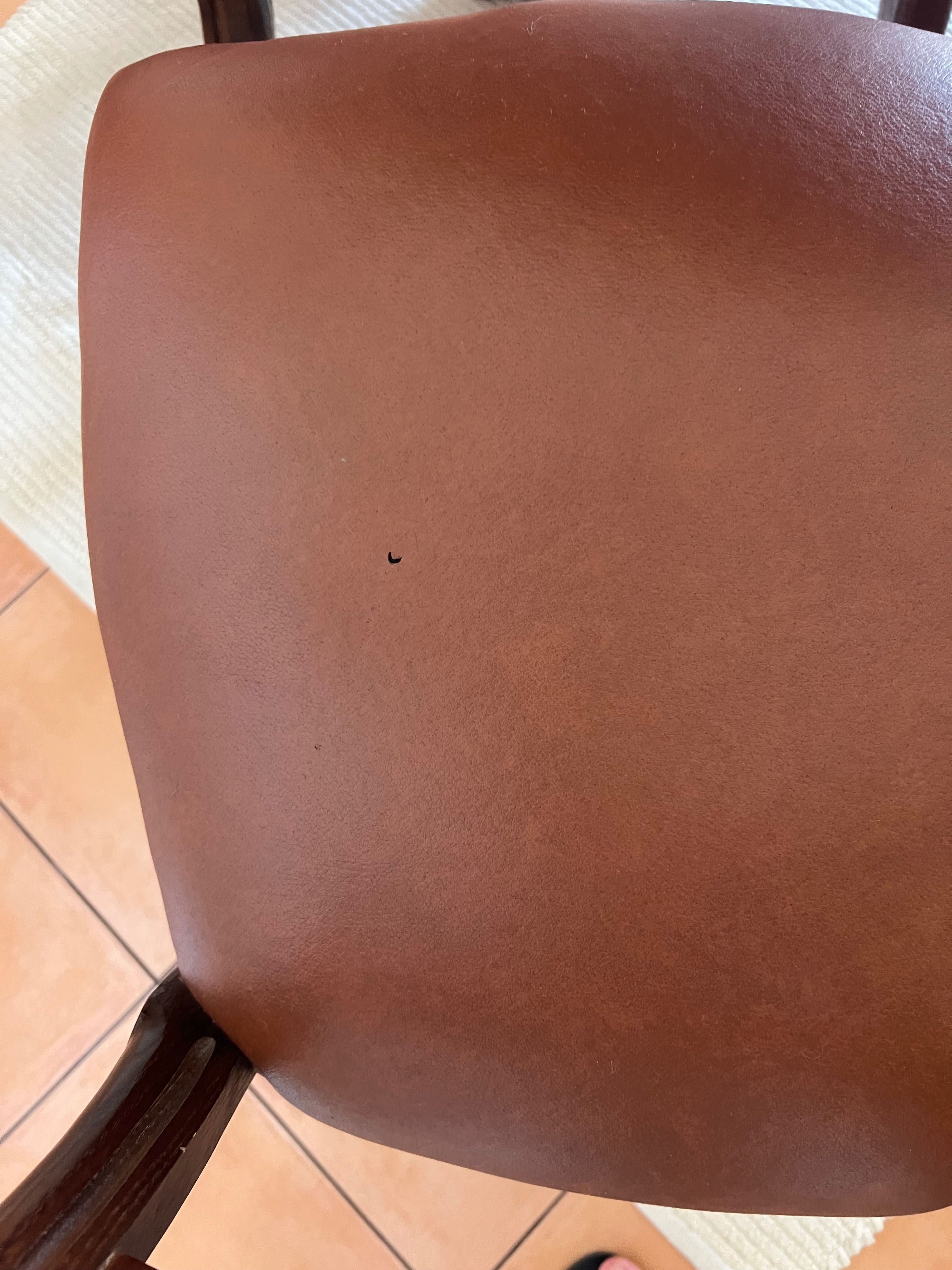 Sofá, mesa e cadeiras em MOGNO