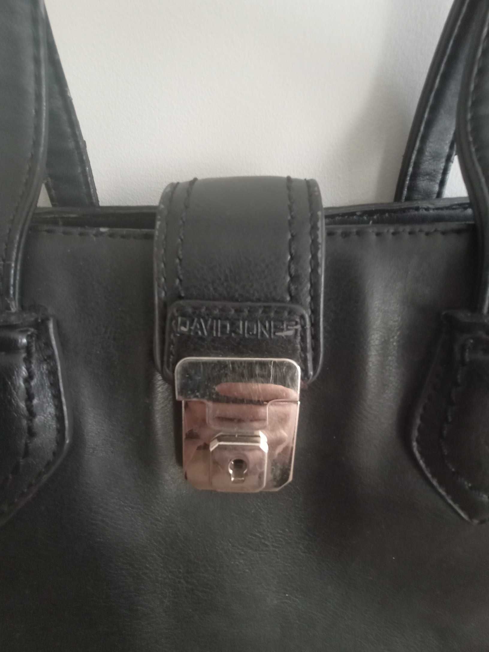 Elegancka czarna torebka David Jones mieści A4