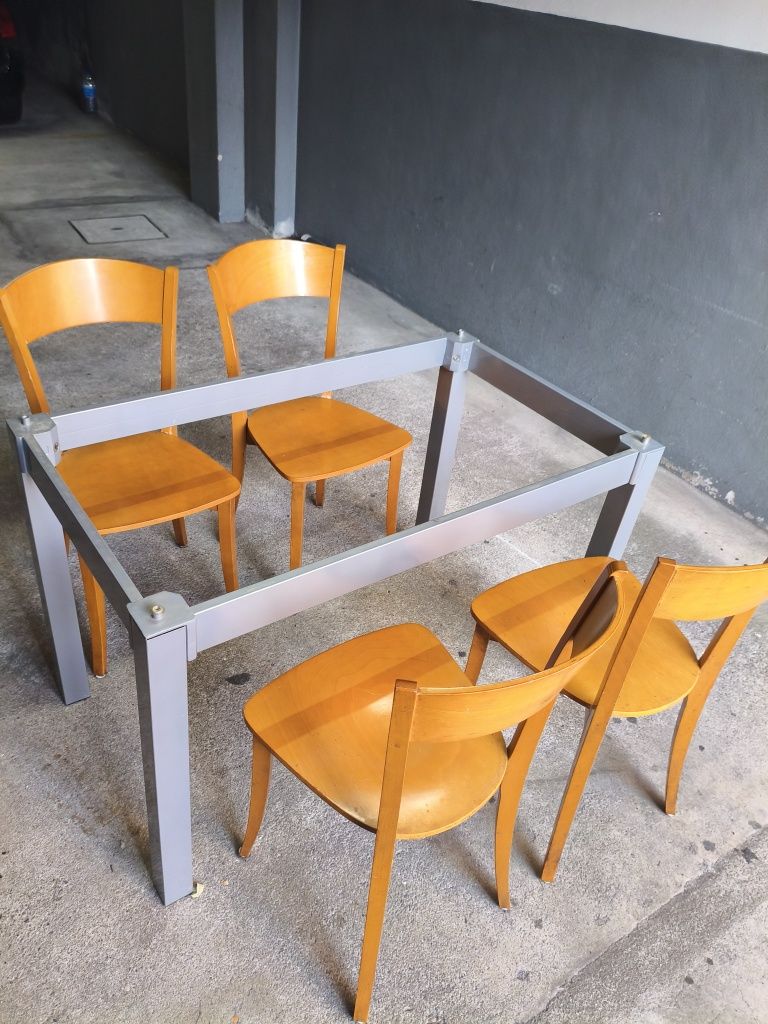 Mesa de cozinha  sem tampa e 4 cadeiras