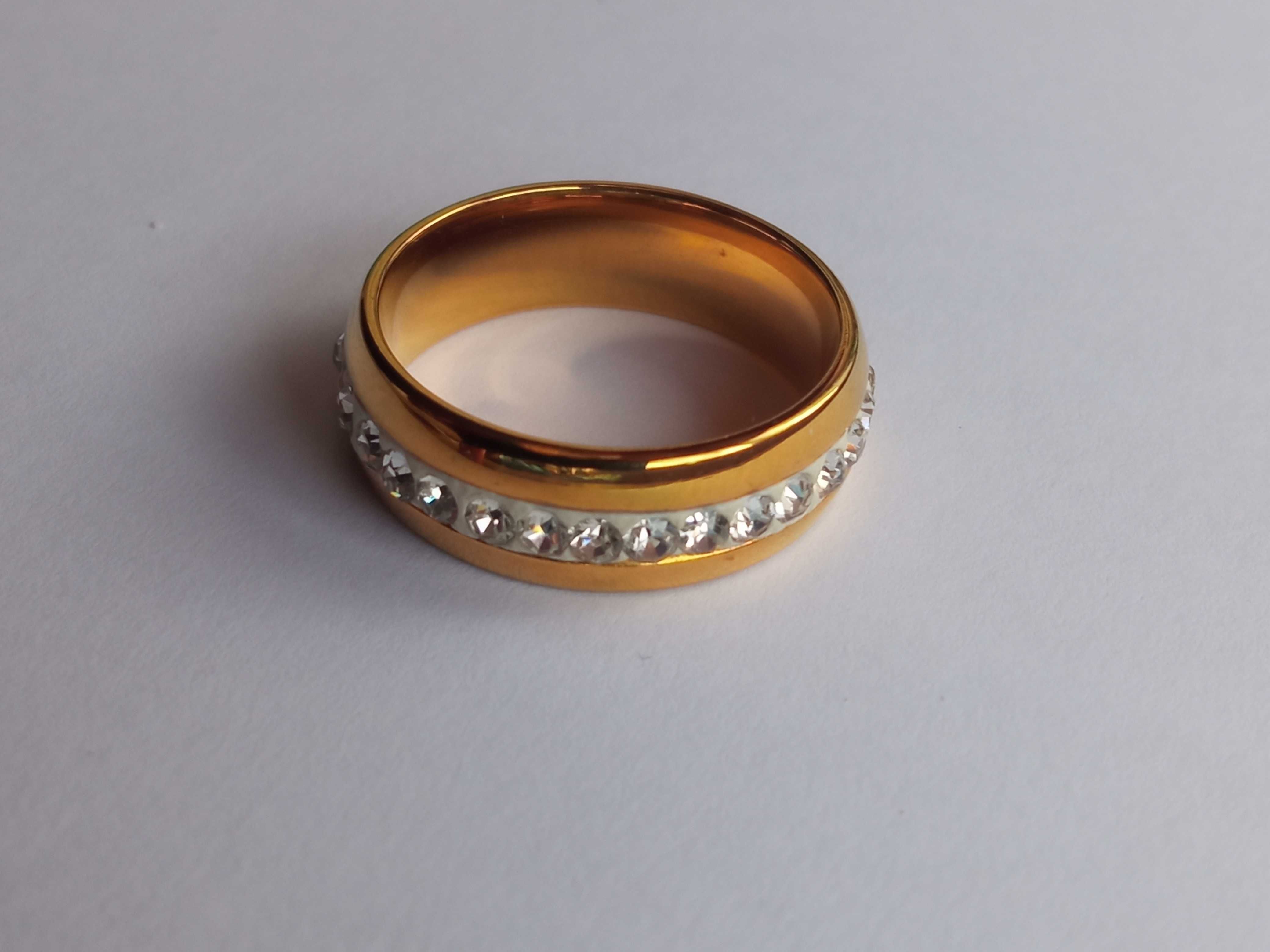 Złoty stalowy pierścionek z cyrkoniami rozmiar 20 brakuje 3 cyrkonii