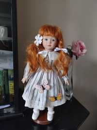 Rudowłosa lalka porcelanowa