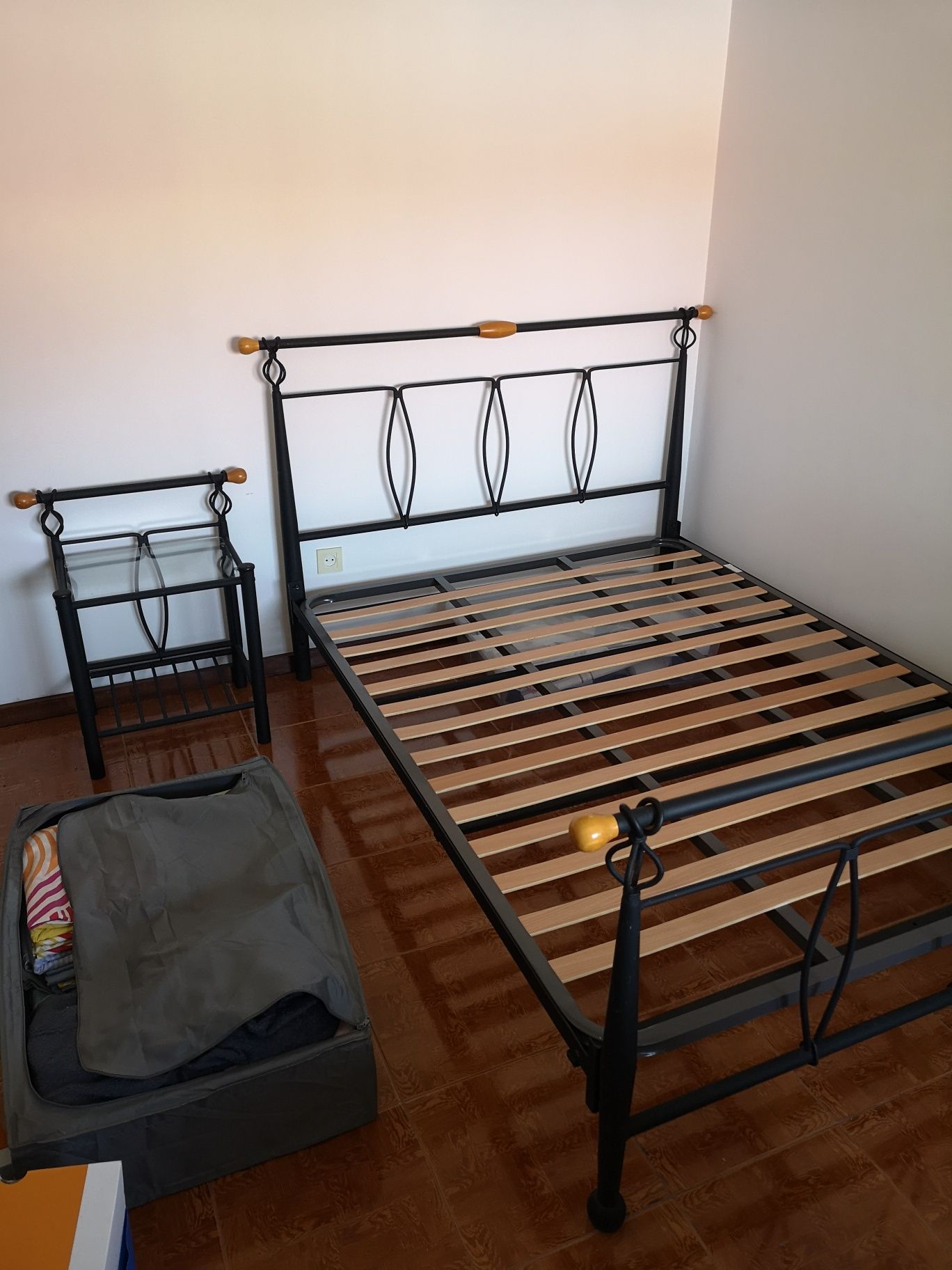 Cama com estrado e 2 cabeceiras