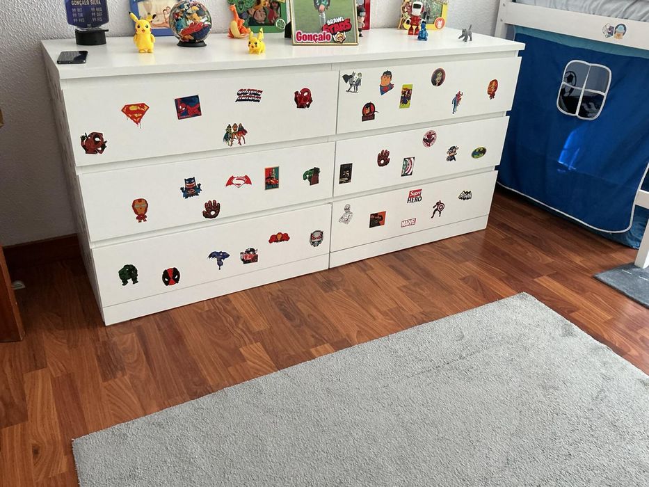 Cama com escorrega, comoda e mesinha cabeceira