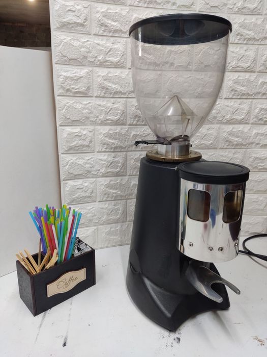 Продам профессиональную кофемолку бункерного типа (гриндер). Feotenzat