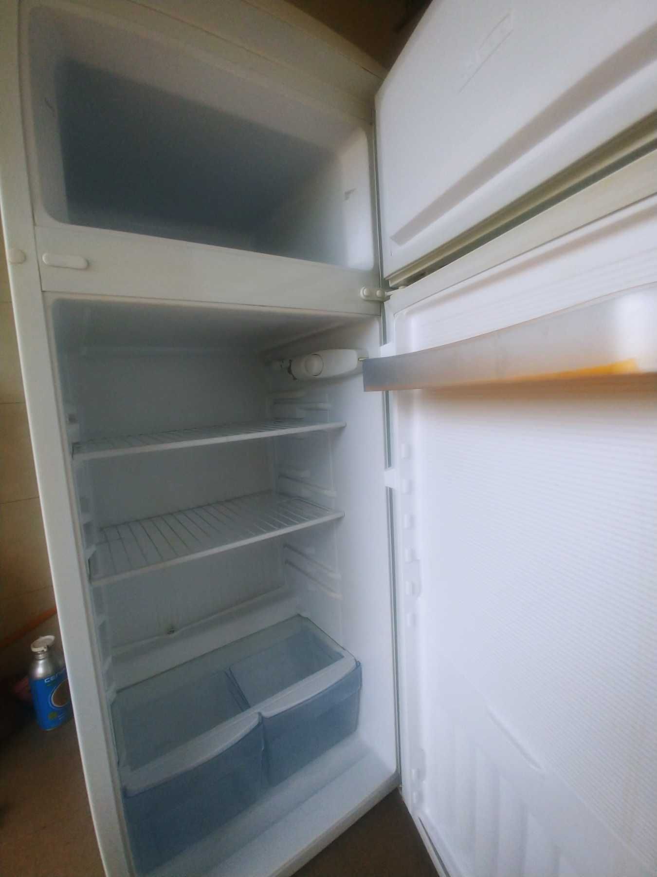 Холодильник Холодильник витрина