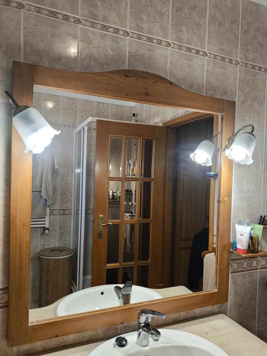 Espelho WC com moldura e apliques.