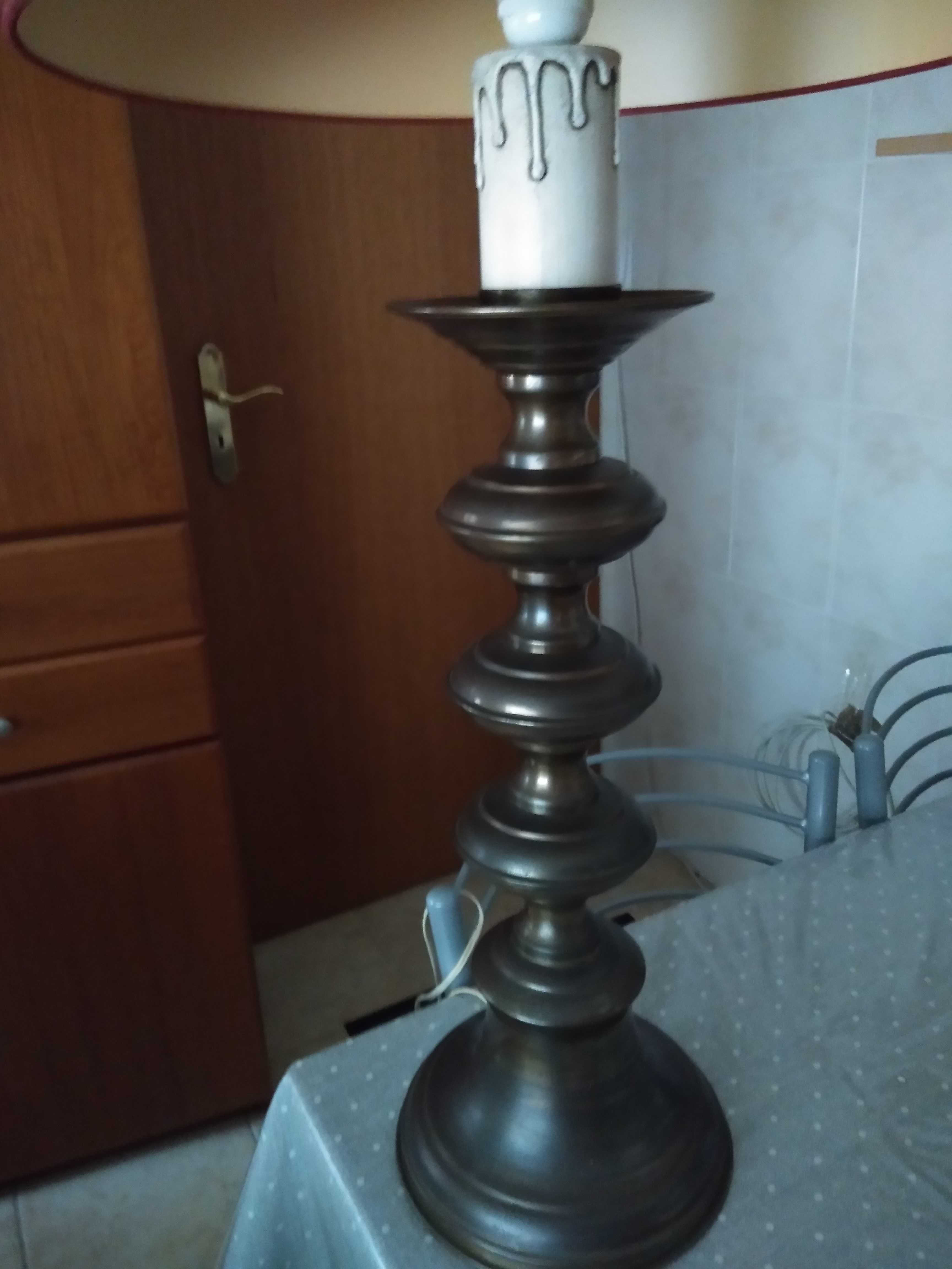 Candeeiro com abajure de tela