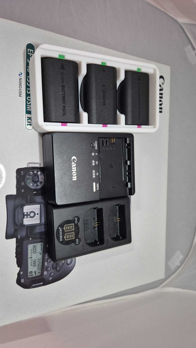 Canon EOS 90D + 18-135mm + 50mm + 3 baterias + extras (kit completo)