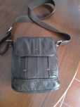 Bolsa tiracolo castanho em pele bom estado.
