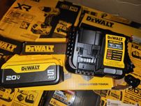 Батарея DeWALT DCB205C