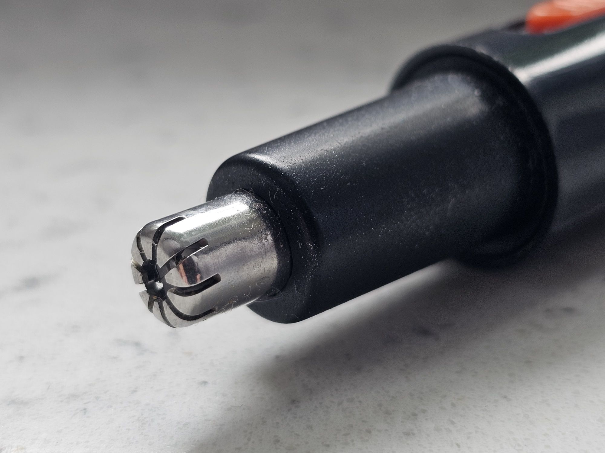 Trymer do uszu i nosa.  Ładowany przez USB