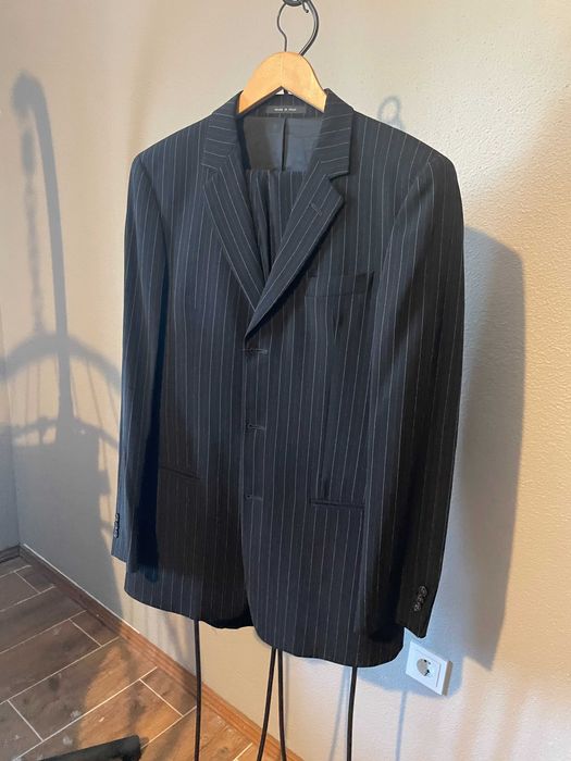 Venda de fato de Armani novo.