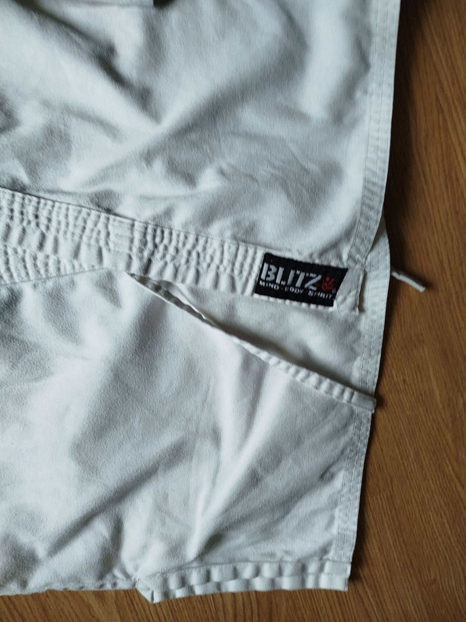BLITZ biała bluza do sportów na przykład karate rozmiar 160 cm